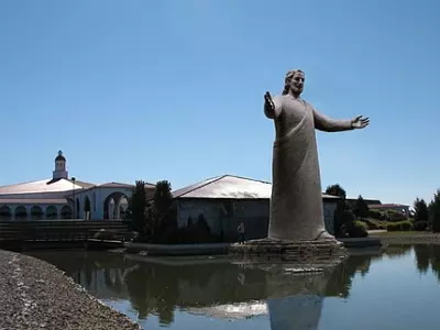 Lux Mundi, the sculpture of Jesus at Solid Rock Church